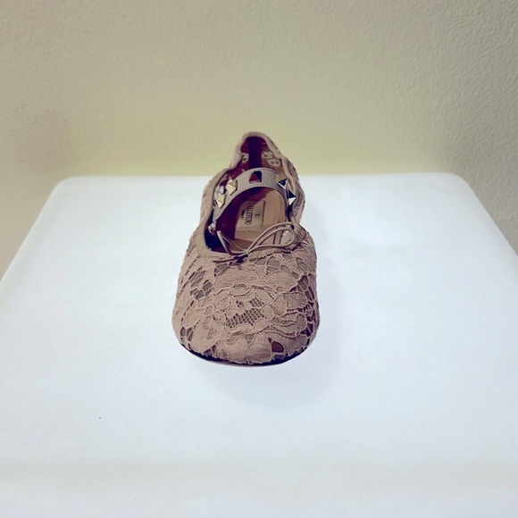 Valentino Garavani Rockstud dusty pink lace ballerinas. - Picture 3 of 9
